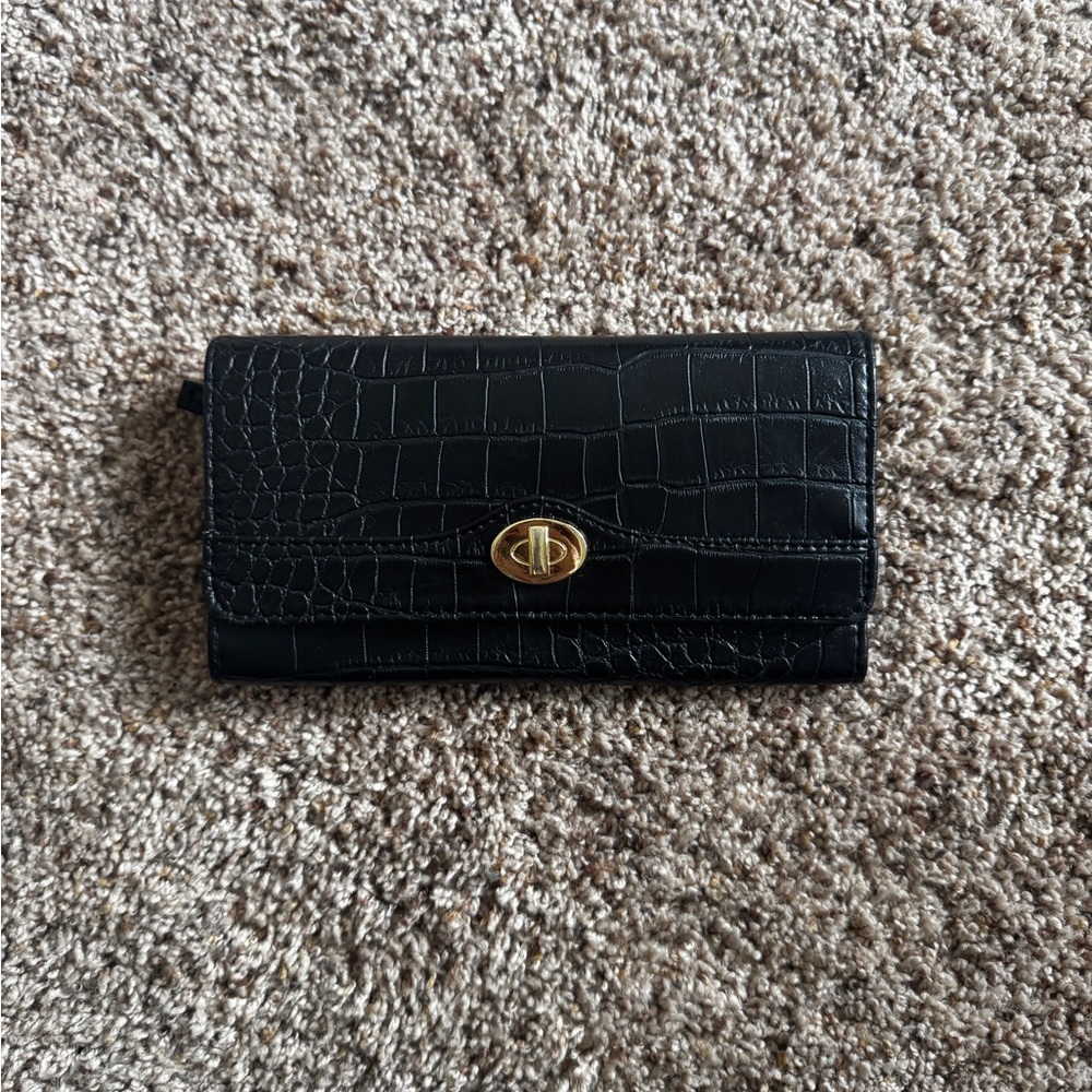 Elegant Black Crocodile-Embossed Women's Clutch